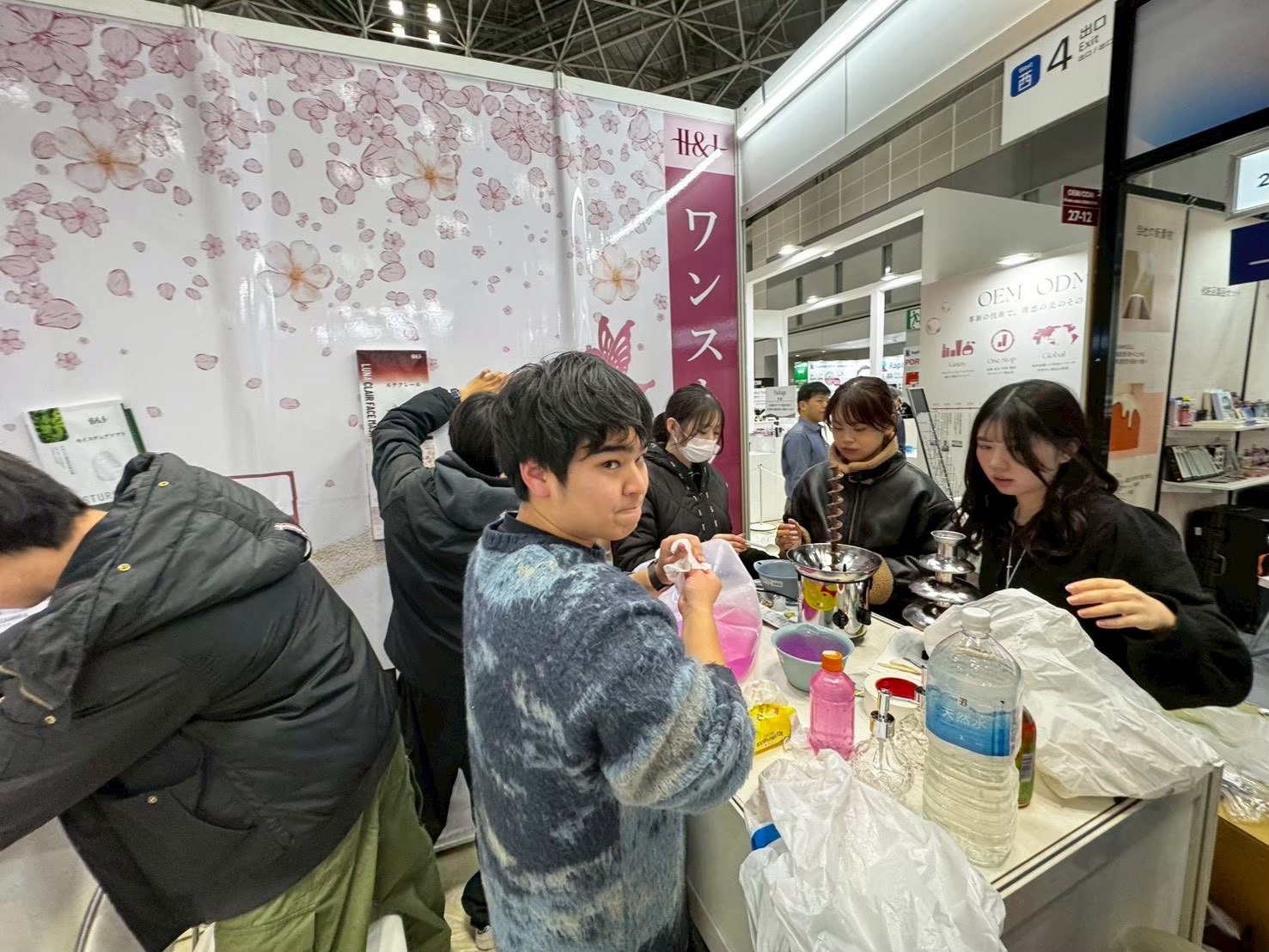 展示会での学生の活動