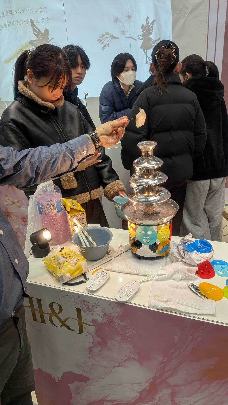 化粧水ファウンテンに集まる来場者