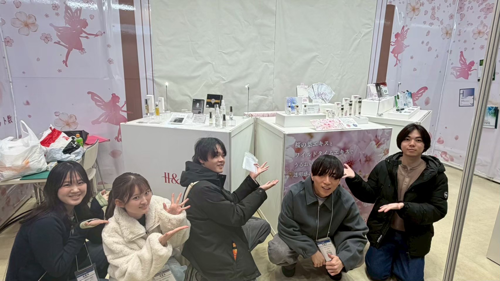 設営を終えたゼミ生たち