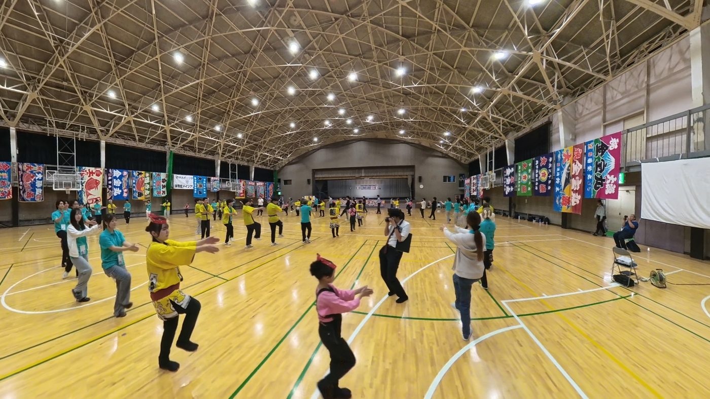 The circle filling the gymnasium